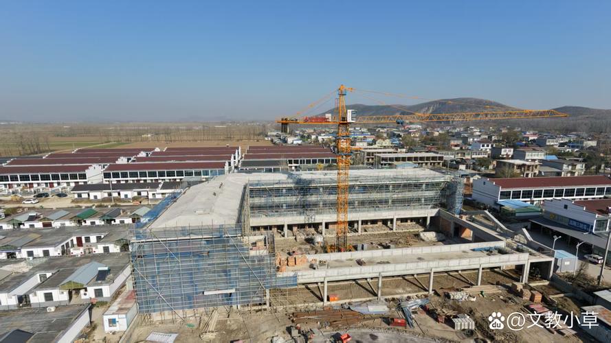 航拍的安徽省宿州市埇桥区顺河镇鹤山村鹤山小学新建工程工地机械轰鸣